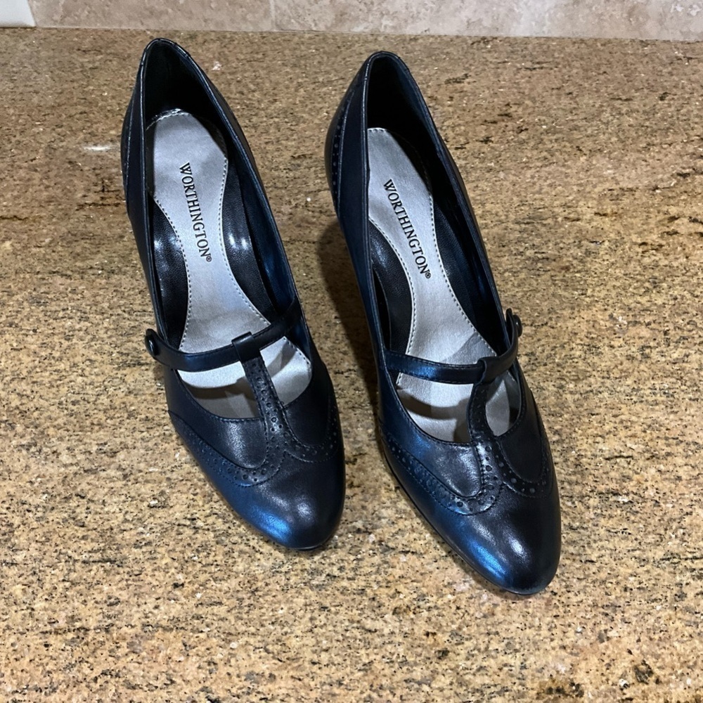Worthington Black Leather MaryJane Heels 6M Never Worn